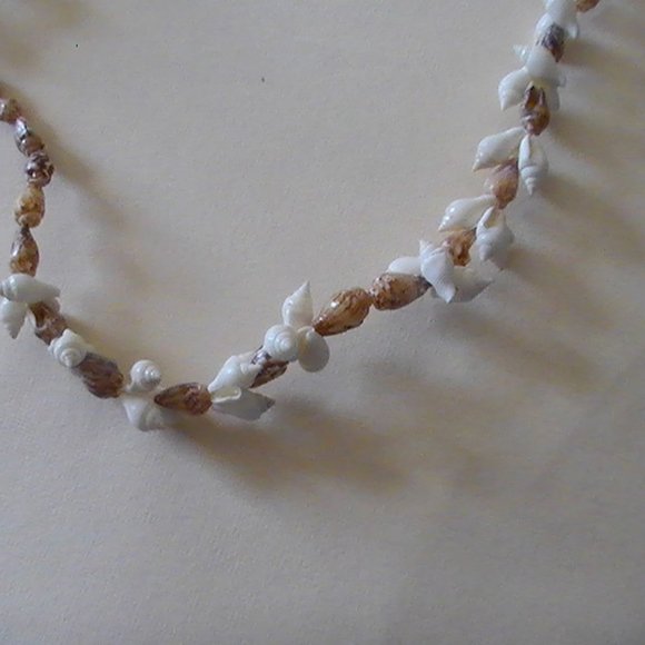 Vintage Shell Necklace - Picture 2 of 4